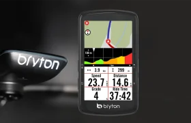 Primer plano de un ciclocomputador GPS Bryton que muestra un mapa a color, un gráfico de elevación, velocidad (23,7 km/h), distancia (14,6 km) y tiempo de recorrido (37:42). El logotipo de Bryton se ve en una parte de la bicicleta.
