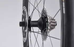 Vista de cerca de una rueda de bicicleta Zipp 2026 que muestra el cassette, el rotor del freno de disco, el buje y los radios sobre un fondo simple, diseñado para rodar más rápido con un rendimiento avanzado.