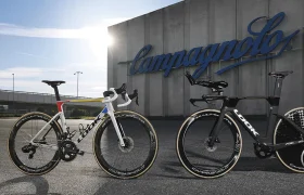 Dos bicicletas LOOK del equipo Cofidis frente a la sede de "Campagnolo".