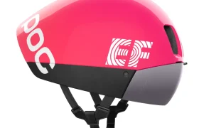 El casco de ciclismo POC Procen Air EF Pro cuenta con un diseño elegante y aerodinámico en un rosa vibrante, con los logotipos "POC" y "EF". Ideal para ciclistas profesionales, incluye una correa ajustable para la barbilla para un ajuste seguro.