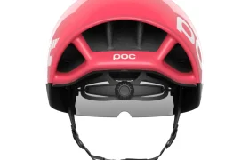 Vista posterior del casco de ciclismo POC Procen Air EF Pro, con correas ajustables y aberturas de ventilación. El diseño rosa muestra con elegancia el nombre de la marca "POC" en letras blancas, ofreciendo estilo y funcionalidad.