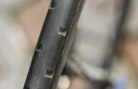 Primer plano de un neumático de bicicleta Continental AERO 111 con una banda de rodadura suave y patrones de agarre rectangulares, perfecto para la rueda delantera.