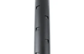 Vista de cerca de un neumático de bicicleta Continental AERO 111 que presenta una superficie lisa con patrones de banda de rodadura rectangulares distintivos.