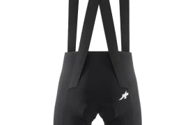 Culotte ASSOS MILLE GT S11 negro con tirantes y logotipo blanco en la espalda, diseñado para un confort inteligente y presentado sobre un fondo blanco liso. Ideal para ciclistas que buscan una evolución real.