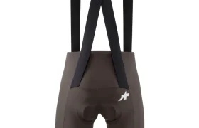Culotte ASSOS MILLE GT S11 marrón con tirantes negros, con zona de asiento acolchada para mayor comodidad y logotipo blanco en el muslo izquierdo, sobre fondo blanco.