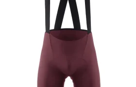 Culotte con tirantes ASSOS MILLE GT S11 de color granate con tirantes negros y logotipo blanco en la pernera izquierda, diseñado para un confort inteligente, visualizado sobre un fondo blanco liso.