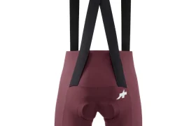 Culotte ASSOS MILLE GT S11 de color granate con tirantes negros, zona de asiento acolchada para mayor comodidad inteligente y logotipo blanco en la espalda, sobre fondo blanco, perfecto para los ciclistas que buscan una verdadera evolución.