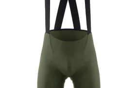 Culotte con tirantes ASSOS MILLE GT S11 verde oliva con tirantes negros y un pequeño logotipo blanco en la pernera izquierda, sobre fondo blanco-una evolución en confort inteligente para ciclistas exigentes.