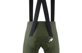 Culotte con tirantes ASSOS MILLE GT S11 de color verde con tirantes negros y logotipo blanco en la espalda, que ofrece confort inteligente y se muestra sobre un fondo liso.