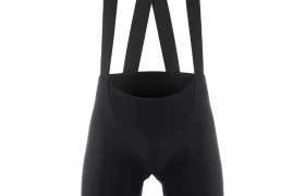 Culotte negro con tirantes y un pequeño logotipo blanco en la pernera izquierda, el ASSOS MILLE GT S11 ofrece confort inteligente y marca una evolución real en ropa de alto rendimiento, sobre un fondo blanco liso.