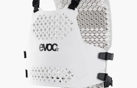 Protector de torso EVOC blanco con orificios de ventilación, correas negras ajustables y logotipo "evoc" en la parte delantera. Diseñado para la seguridad y protección del pecho y la columna vertebral. Disponible en talla XS.