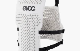 Protector de torso EVOC blanco para protección con diseño perforado, correas ajustables negras y logotipo "evoc" en la parte delantera; disponible en talla XS.