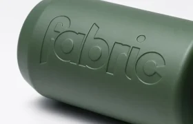 Collage de cinco primeros planos de botellas de agua con textura en diversos colores, cada una con el nombre de la marca «fabric» grabado en relieve o impreso en la superficie. Estas botellas, entre las que destaca el modelo Fabric Gripper V2, combinan estilo y protección antimicrobiana para el uso diario.