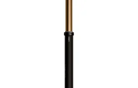 Una tija de sillín telescópica FOX Transfer Neo para bicicleta de montaña, en negro y dorado, aislada sobre un fondo blanco y mostrada en posición totalmente extendida; esta tija electrónica E-Optimized ofrece un ajuste electrónico avanzado para un rendimiento superior.