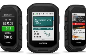 Aparecen cuatro dispositivos ciclocomputadores Garmin Edge MTB, que muestran varias pantallas de seguimiento y navegación con datos sobre tiempo, distancia, mapas de rutas y estadísticas de ciclismo.