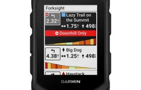 La pantalla del ciclocomputador Garmin Edge MTB muestra información de navegación por senderos, incluidos los nombres de los senderos, la distancia, la elevación y las flechas de dirección.