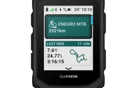 Un ciclocomputador Garmin Edge MTB muestra en su pantalla en color los datos del recorrido, incluida la distancia total, las estadísticas del último recorrido y un mapa de la ruta.