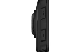 Un ciclocomputador MTB Garmin Edge negro se muestra desde el lateral sobre un fondo blanco, con un componente circular y dos botones rectangulares.