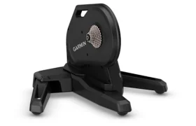 Rodillo inteligente para bicicleta Garmin negro con un cassette montado.