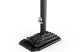 Soporte vertical negro de Garmin para transductor, montado sobre una base rectangular.