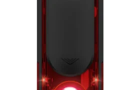 Una luz trasera para bicicleta Garmin Varia RearVue 820 rectangular negra y roja con un LED central iluminado, que se muestra sobre un fondo blanco.