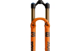 Vista frontal de una horquilla de suspensión naranja FOX 38 2027 para bicicleta de montaña, diseñada para Enduro, con mandos de ajuste de control negros y azules y llamativos gráficos negros.
