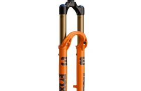 Horquilla de suspensión FOX 38 2027 naranja para bicicleta de montaña con detalles en negro y dorado, mostrada de pie. Fabricada para pilotos de Enduro, ofrece un control preciso en los senderos más duros.
