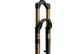 Una horquilla de suspensión FOX 38 para bicicleta de montaña con montantes dorados, bajos negros y mandos de ajuste azules ofrece un control superior para los recorridos de enduro, mostrada sobre un fondo blanco.