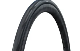 Primer plano de una cubierta de bicicleta Schwalbe Pro One negra con un dibujo mínimo de la banda de rodadura, mostrada sobre un fondo blanco; ideal para su uso como cubierta delantera o trasera Aero.