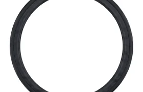 Se muestra una sola rueda de bicicleta Schwalbe Pro One negra, ideal para utilizarla como rueda trasera o como rueda delantera aerodinámica, sobre un fondo blanco.