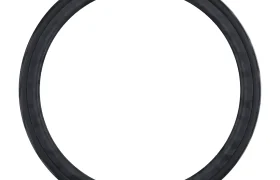 Se muestra una sola cubierta de bicicleta Schwalbe Pro One Aero de color negro sobre un fondo blanco, colocada en posición vertical para resaltar su forma circular y el dibujo de la banda de rodadura; es perfecta tanto para la rueda trasera como para la rueda delantera.