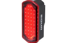 Piloto trasero de bicicleta SIGMA NYTE CLIP negro rectangular con múltiples luces LED rojas iluminadas, mostrado sobre un fondo blanco liso.