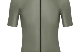Maillot de ciclismo ASSOS MILLE GT S11 de manga corta y color verde oliva, con cremallera frontal, logotipo blanco en el hombro izquierdo y diseñado para un confort inteligente, perfecto para los ciclistas que buscan una verdadera evolución en el equipamiento de alto rendimiento.