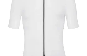 Un maillot de ciclismo blanco de manga corta con ASSOS MILLE GT S11 evolución real, con una cremallera negra completa y un logotipo negro en el hombro izquierdo para un confort inteligente en cada salida.