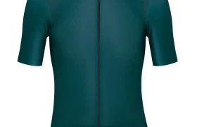 Maillot de manga corta ASSOS MILLE GT S11 de color verde azulado con confort inteligente, cremallera frontal completa y logotipo blanco en el hombro izquierdo: la verdadera evolución real para ciclistas exigentes.