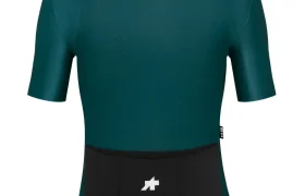 Maillot de ciclismo de manga corta de color verde azulado con bolsillos traseros negros, visto desde atrás, con un pequeño logotipo blanco en el bolsillo que muestra ASSOS MILLE GT S11 evolución real para un confort inteligente en cada salida.