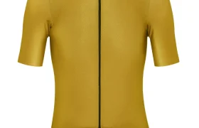 Maillot ciclista dorado de manga corta con cremallera frontal, logotipo blanco en el pecho izquierdo y confort inteligente inspirado en el ASSOS MILLE GT S11 para una auténtica evolución.