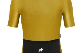 Maillot de ciclismo amarillo de manga corta con el ASSOS MILLE GT S11, diseñado para un confort inteligente con un panel negro en la parte inferior de la espalda y el logotipo blanco en el bolsillo trasero, sobre un fondo liso.
