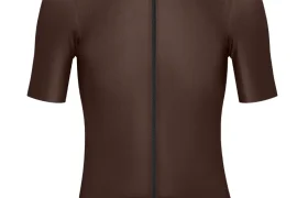 Maillot de ciclismo ASSOS MILLE GT S11 de manga corta, color marrón, con cremallera frontal completa y logotipo blanco en el hombro izquierdo, diseñado para un confort inteligente y una evolución real en cada ruta.