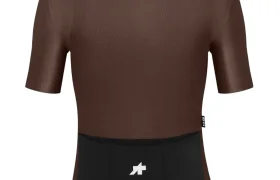 Maillot de ciclismo ASSOS MILLE GT S11 marrón de manga corta visto desde atrás, con bolsillos traseros negros y un pequeño logotipo blanco en el bolsillo inferior, que representa el confort inteligente y la evolución real en cada salida.
