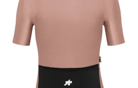 Maillot de ciclismo ASSOS MILLE GT S11 de manga corta y color marrón claro, con parte inferior de la espalda negra y logotipo blanco, que se muestra por detrás, diseñado para una evolución real y un confort inteligente en cada salida.