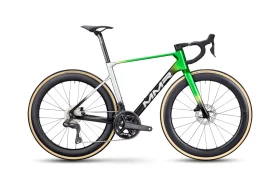 Sobre fondo blanco se muestra una moderna bicicleta de carretera MMR Aelion SL con cuadro verde, negro y blanco, ruedas de sección profunda, manillar rebajado y frenos de disco.