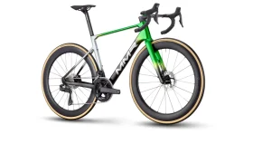 La MMR Aelion SL es una moderna bicicleta de carretera con cuadro verde, blanco y negro, manillar rebajado, frenos de disco y neumáticos de pared color tostado sobre ruedas de sección profunda, que se muestra sobre un fondo blanco: perfecta para cualquier entusiasta de la bici total.