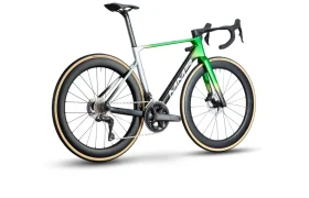 Una moderna bicicleta de carretera, la MMR Aelion, con ruedas de sección profunda, cuadro verde y plateado, manillar caído y un elegante diseño aerodinámico -perfecto para bici total- vista desde un ángulo trasero.