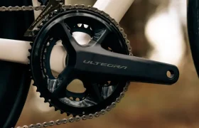 Primer plano de un plato y bielas de bicicleta con la etiqueta "Ultegra", acoplados a un cuadro MMR Aelion SL blanco con parte de la cadena visible: un verdadero escaparate para cualquier entusiasta de la bici total.