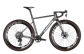 Una moderna bicicleta de ruta MMR Simun con un cuadro gris mate, manillar bajo, sillín negro y ruedas Zipp de sección profunda con detalles en rojo, vista de lado.