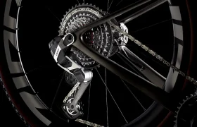 Vista de cerca del desviador trasero, el cassette y la cadena de una bicicleta MMR Simun, resaltando los componentes de la transmisión sobre un fondo oscuro.