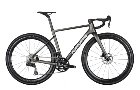 Una moderna bicicleta de ruta MMR Simun con cuadro de carbono negro mate, manillar bajo, frenos de disco y ruedas de sección profunda, fotografiada de lado sobre un fondo blanco.