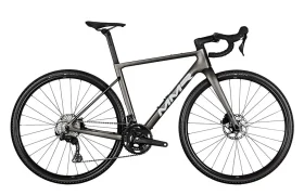 Se muestra una bicicleta de ruta MMR Simun de color negro mate con manillar bajo, frenos de disco y neumáticos delgados en una vista lateral sobre un fondo blanco.