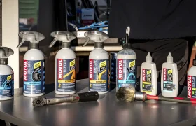 Una selección de productos de mantenimiento de bicicletas Motul Bike Care distribuidos por Bicimax en la Península Ibérica.